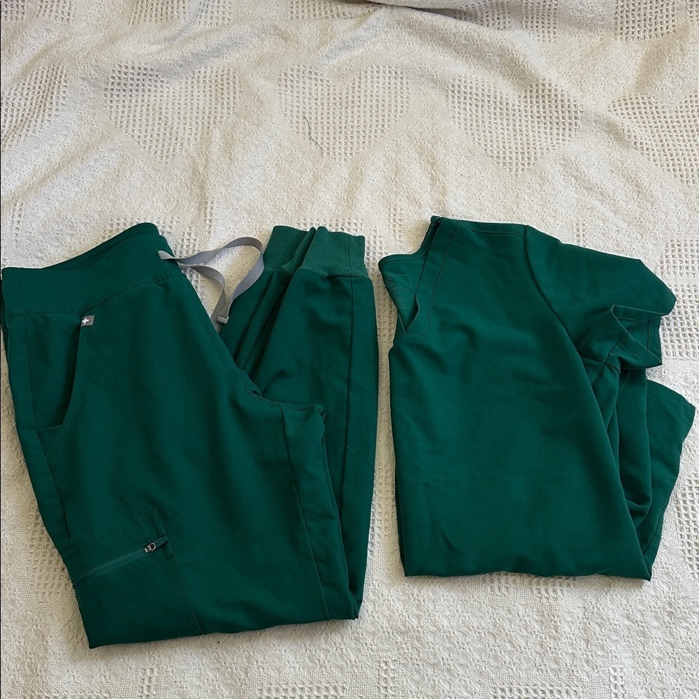 Limited Edition set of Figs Casma  Top and Zamora Jogger pants in Hunter Green - Picture 13 of 13